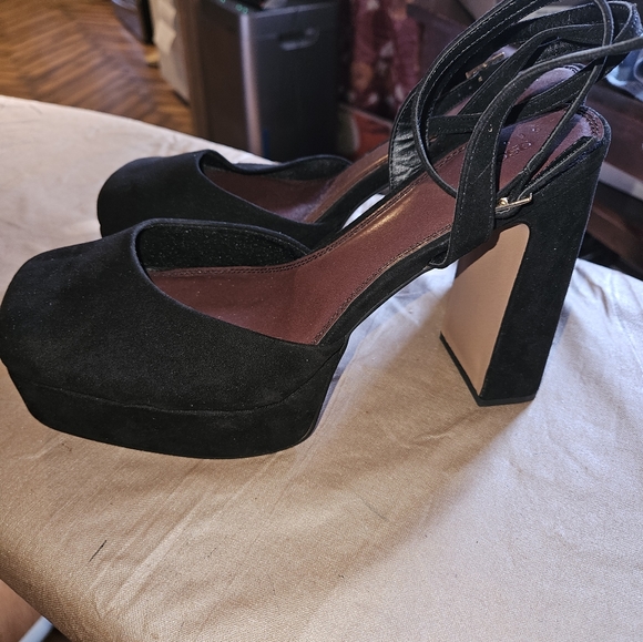 ASOS DESIGN Peaked platform high heeled shoes in black - Picture 3 of 8